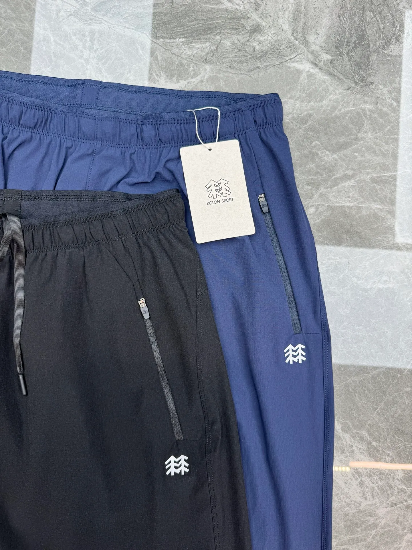 190 ⚜️KOLON SPORT Kolon quick-drying trousers, Original new product recommendation❤️Sun protection, cool on contact, perfect for outdoor use! The side zipper pockets are super practical, and the three-dimensional shape of the leg brand tree is low-key and recognizable. The back waist is matched with brand letters. Slim-fitting and quick-drying outdoor fabric, Breathable and comfortable, solid color and simple Versatile, elastic waist + drawstring design, suitable for all body types, easy to control in daily commuting, sports, and outdoor, highly practical! All three standards! Color: Black.Blue.Sizes: M-2XL (L is recommended for 175/145 pounds)
